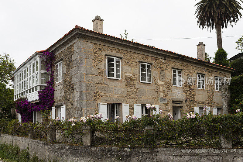 诗人爱德华多·蓬达尔的房子，位于西班牙加利西亚的蓬特索海岸