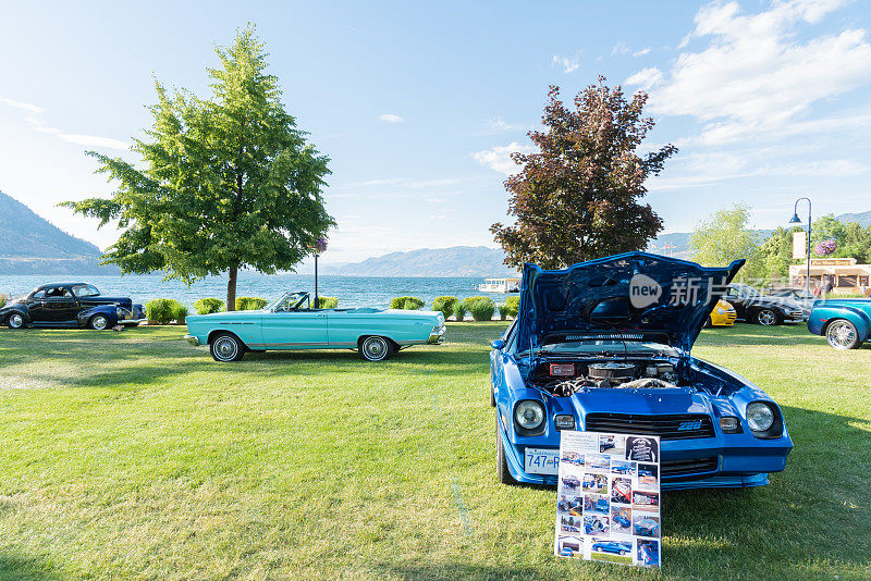 科迈罗和敞篷车在奥卡那根湖的汽车展览公园展出