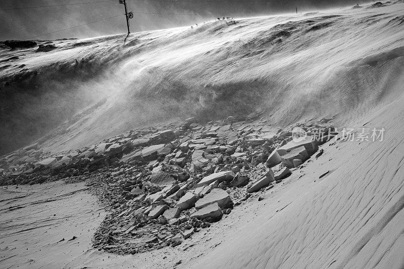 由于新下的雪和多风的天气，在滑雪坡道上引发了大块的平板雪崩