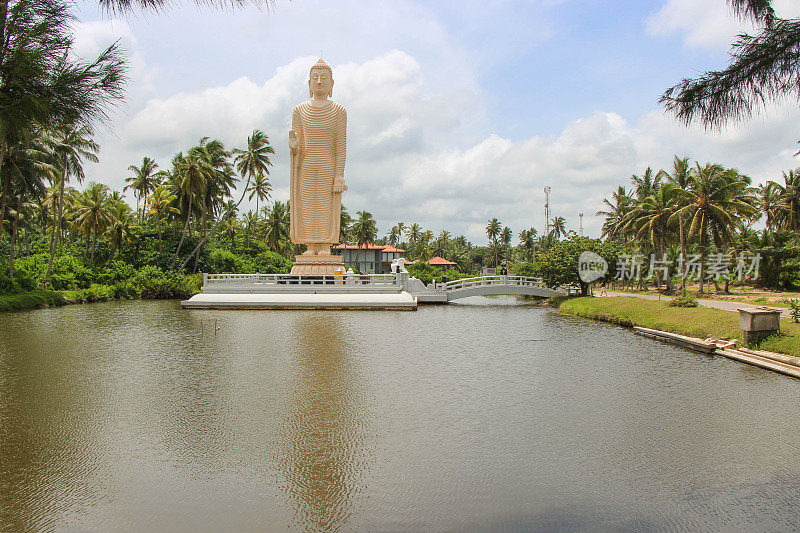 2018年8月，斯里兰卡南部Hikkaduwa洪安寺海啸纪念馆。佛陀的高度与2004年12月26日袭击斯里兰卡海岸的海浪的高度相同