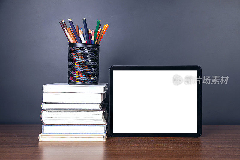 电子学习:在课桌上放上书本、数位平板电脑及黑板