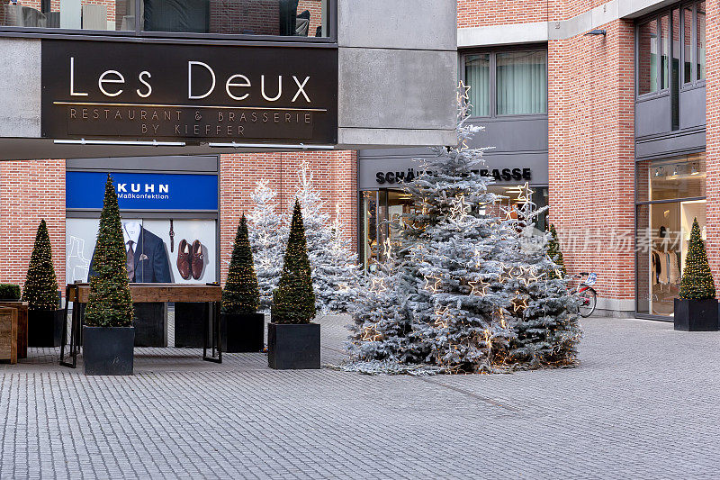 圣诞装饰在慕尼黑市中心的一个现代地区。