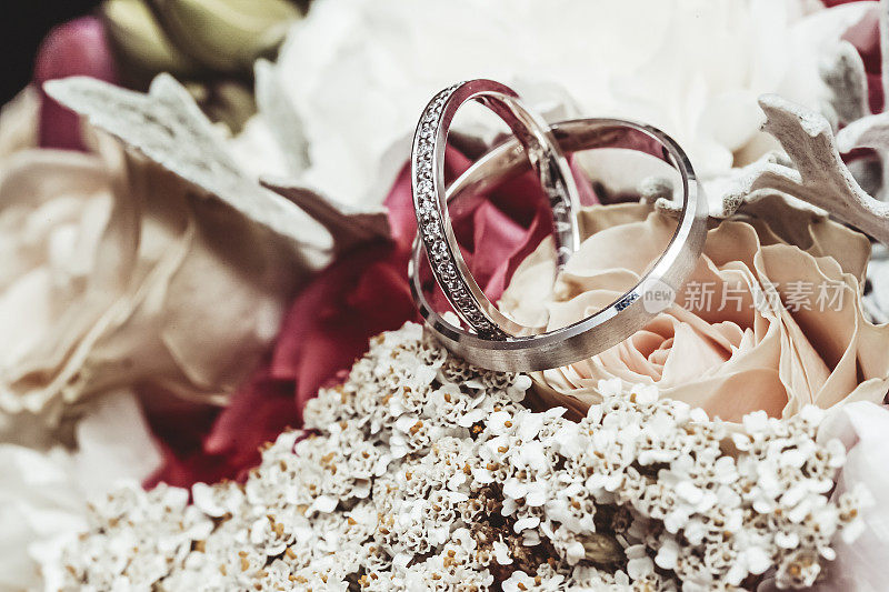 把结婚戒指放在新娘的玫瑰花束上