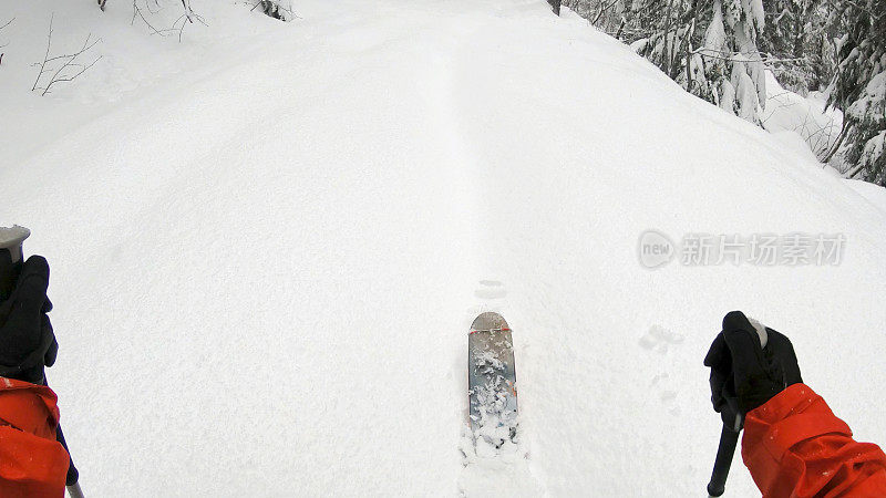 第一人称视角POV背国家滑雪下山高山斜坡