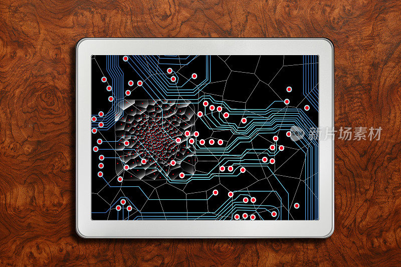 数字平板放在木桌上。监视器显示位置信息。