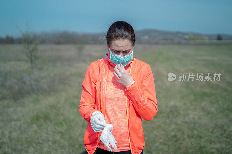 妇女戴上防护面罩。