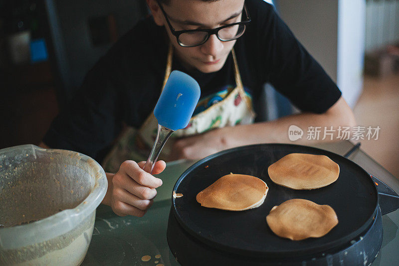 少年在封锁期间做美国煎饼