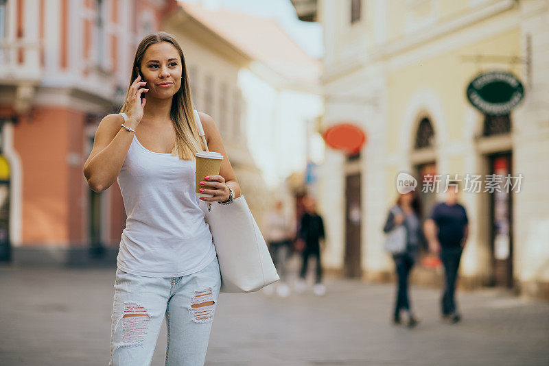 在城市里使用智能手机的女人