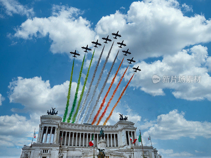 意大利国家共和国日航展特技飞行表演队在意大利罗马的圣坛上空表演
