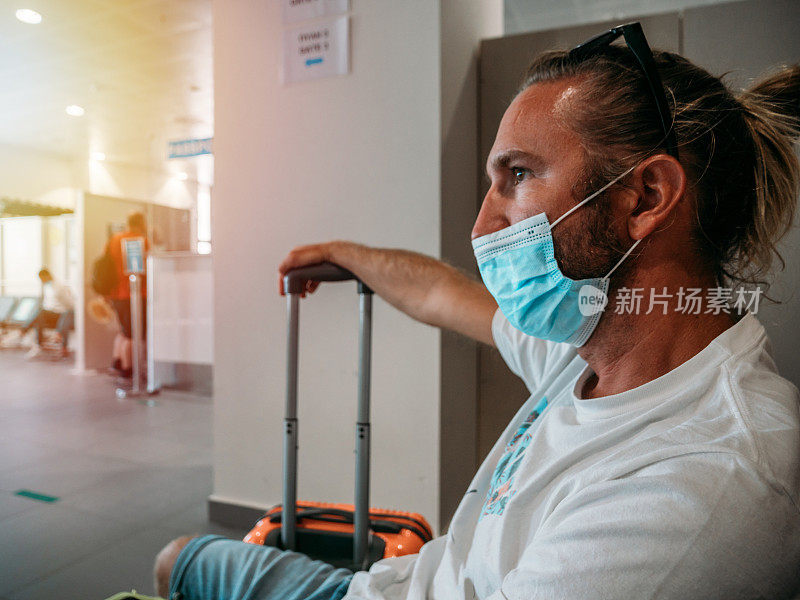 冠状病毒大流行期间，一名男子在机场等待登机