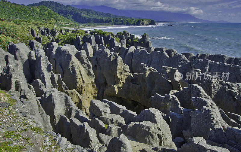 薄煎饼岩是一个严重侵蚀的石灰岩地区，在涨潮时海水会冲破几个垂直的气孔。再加上石灰岩的薄层状结构，这是由海相硬层和软层交替产生的巨大压力造成的