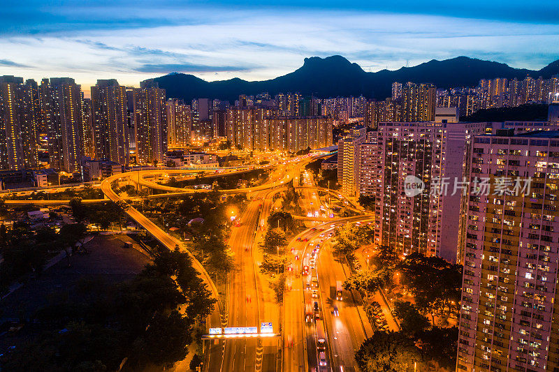 九龙之夜鸟瞰图，街道及公路上的灯光