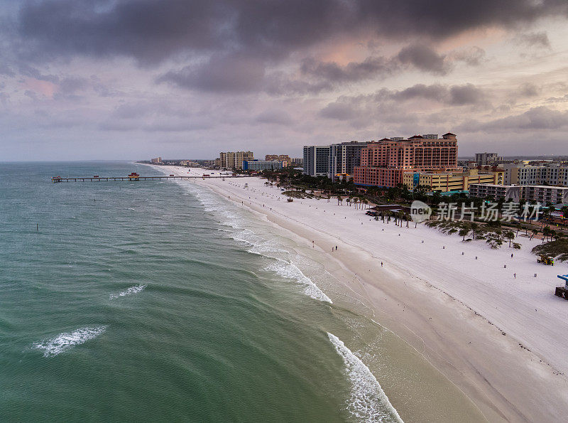 海浪拍打在清水滩，佛罗里达-空中白沙