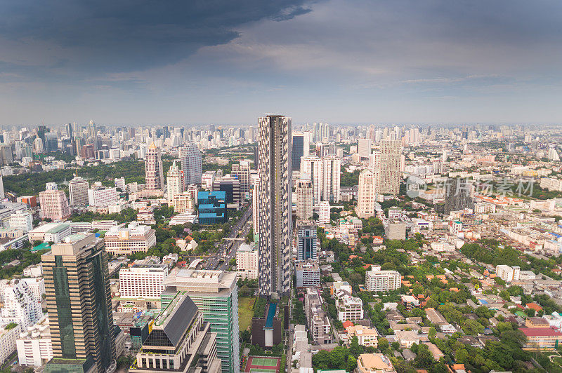 全景城市景观商业区在沙盘他信，silom，沙吞和湄南河，曼谷，泰国)从高空看高楼黄昏