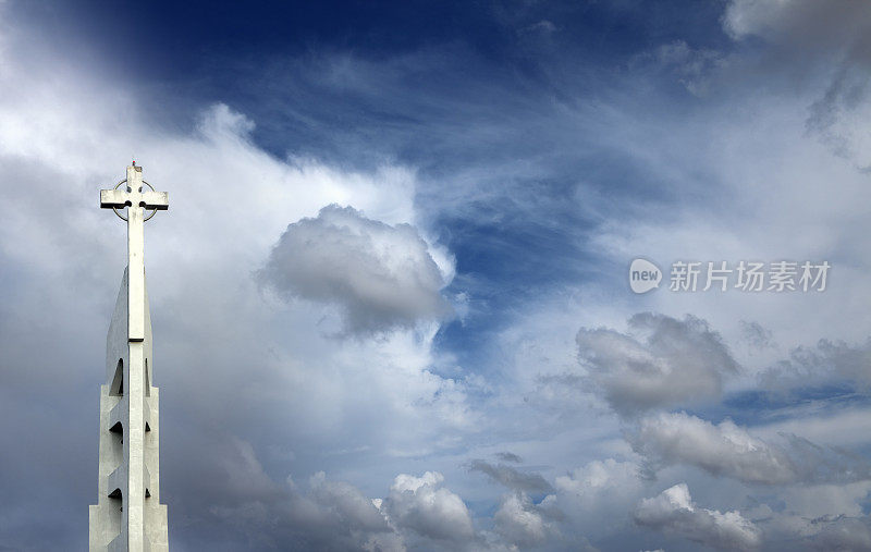 从教堂越过暴风雨的天空