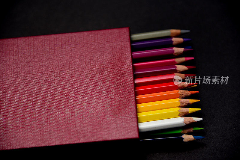艺术家用彩色铅笔