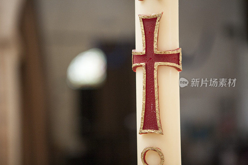 教堂蜡烛上的基督教十字架符号