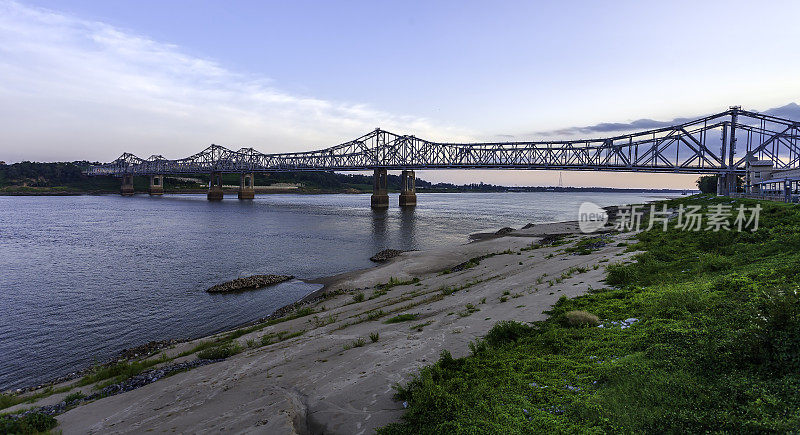 四车道的Natchez-Vidalia桥(两座双悬臂桥)的全景，横跨密西西比河。它带着美国84号进入纳齐兹，就在黄昏前看到的纳齐兹，MS