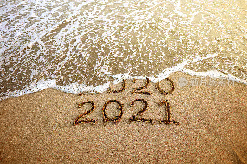 2021年和2020年新年，在沙滩上冲浪