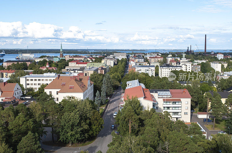 城市景观。芬兰科特卡的老城区中心。从山顶俯瞰红色的屋顶和古老的教堂。