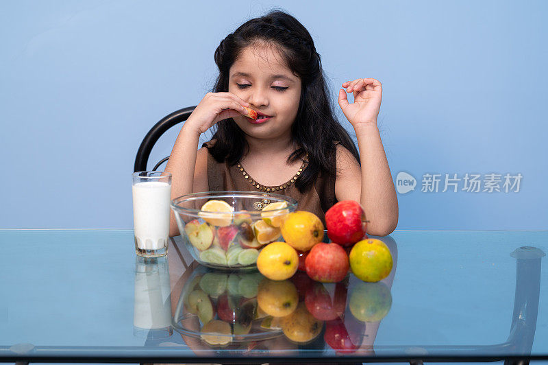小孩子吃水果，喝牛奶，健康生活。