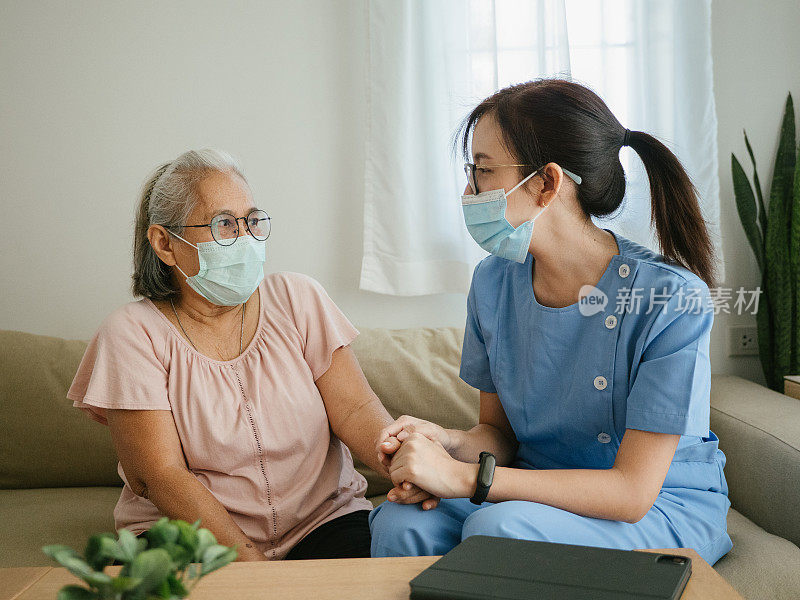 医生咨询资深女性在客厅在家。