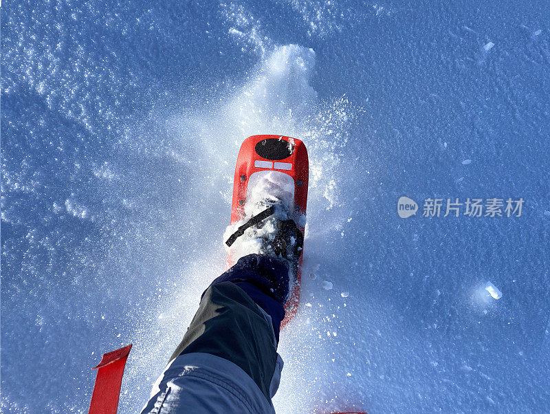 穿着雪鞋在新雪上行走