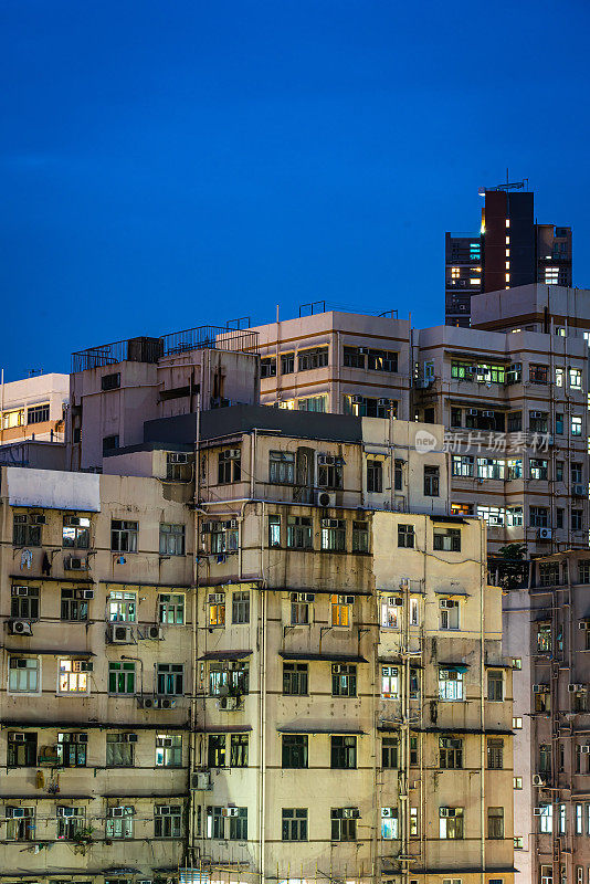 明亮的霓虹灯标志，五颜六色拥挤的城市景观旺角，九龙，中国香港