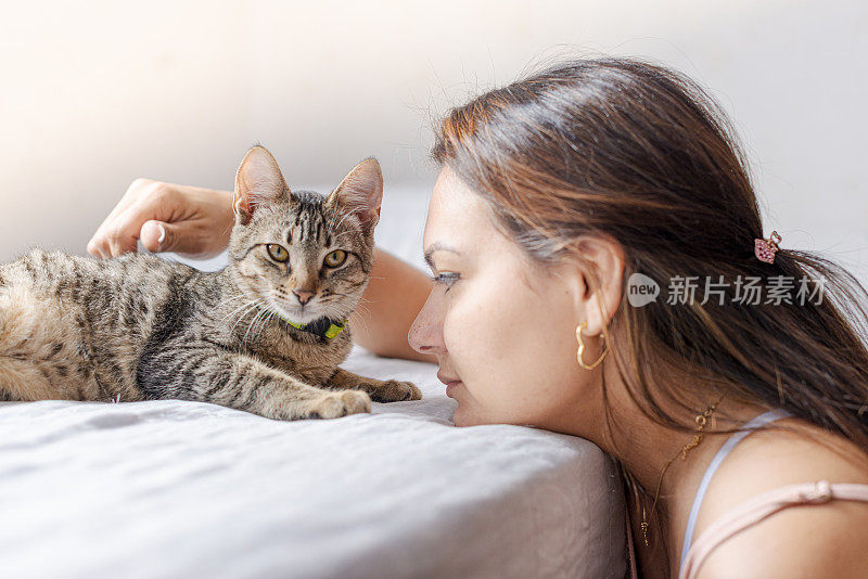 和她的猫在一起的女人