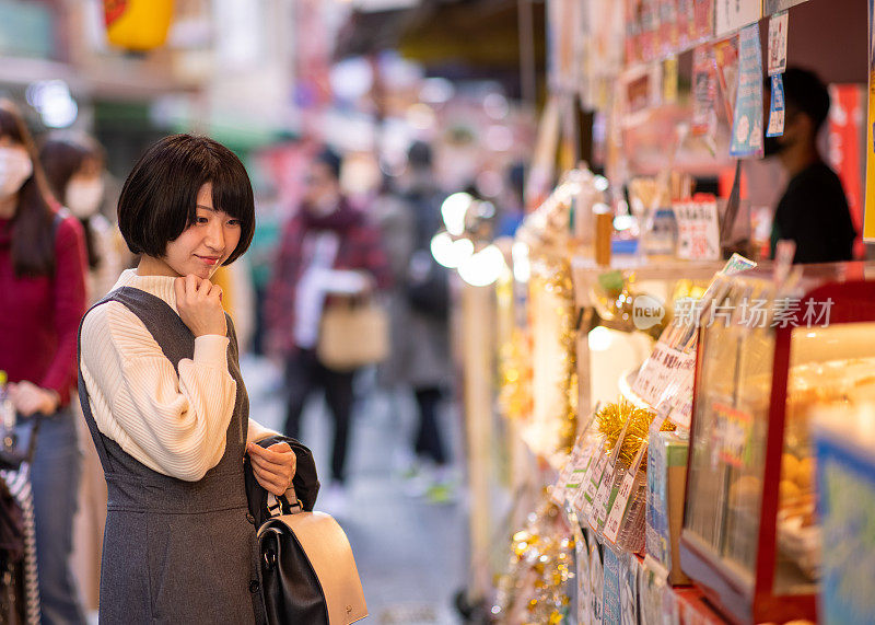 年轻女子在街上购物在中国城神户，日本