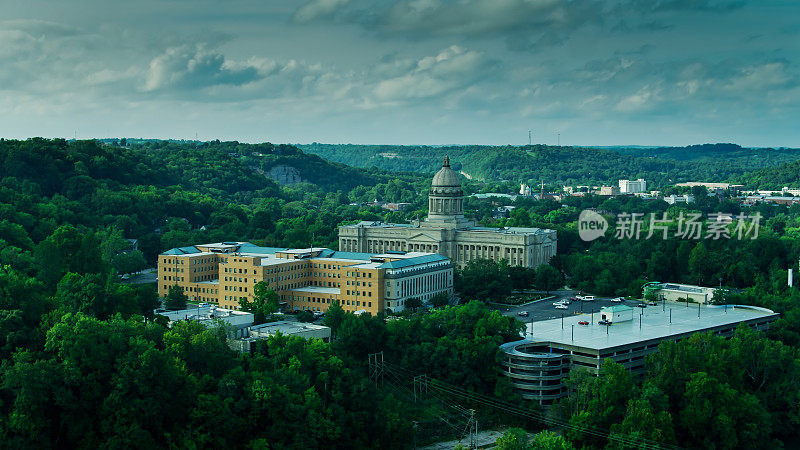 森林环绕的肯塔基州国会大厦鸟瞰图