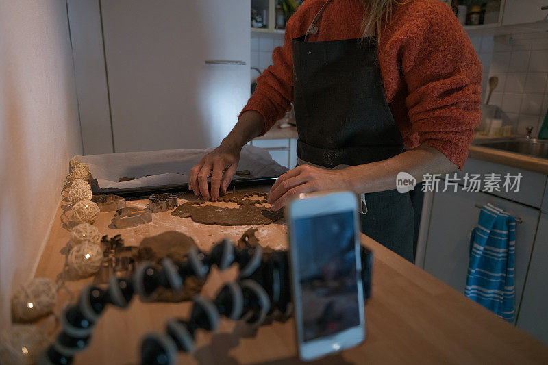 女人在家烤圣诞饼干，拍视频