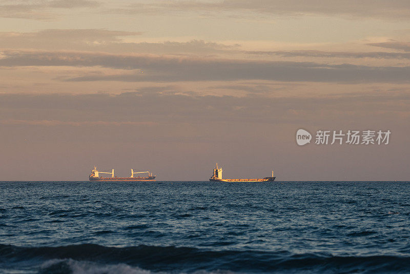 海浪和船在背景