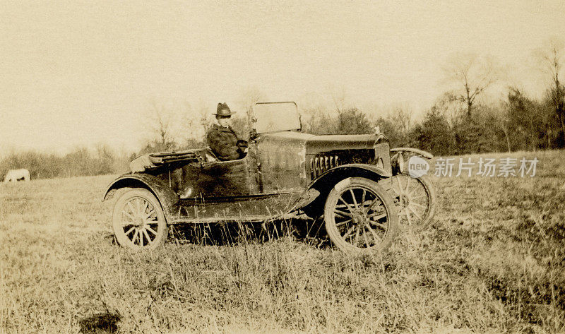 1918年，一个十几岁的男孩在学开车