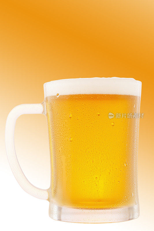 冰镇啤酒杯与水珠凝结。品脱啤酒杯孤立在橙色背景