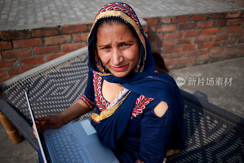 成熟的印度女人使用笔记本电脑