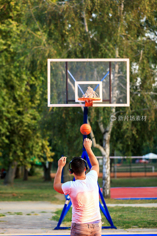 年轻的篮球运动员准备投篮