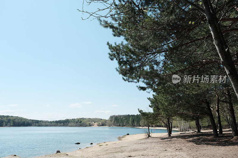 寒冷的春天，空旷的海滩