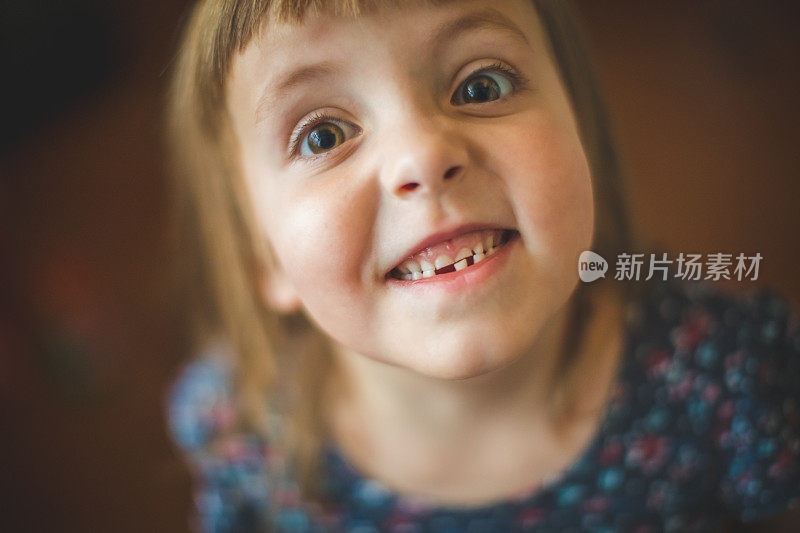 一个可爱的5岁女孩掉了第一颗牙