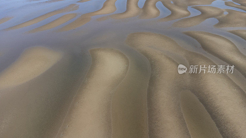 澳大利亚昆士兰莫尔顿湾潮汐沙滩的无人机视图