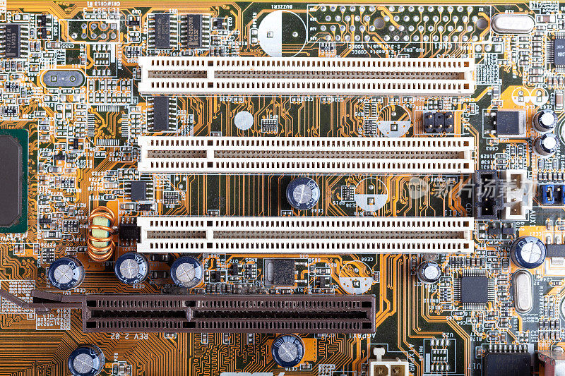 主板空的空闲PCI槽简单的顶部视图，从上面。外围部件互连总线，附加硬件连接，旧台式pc主板电脑部件，零件细节特写