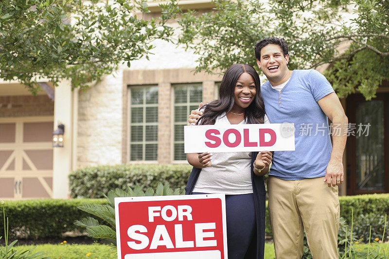 兴奋的年轻夫妇购买了他们的第一套房子。