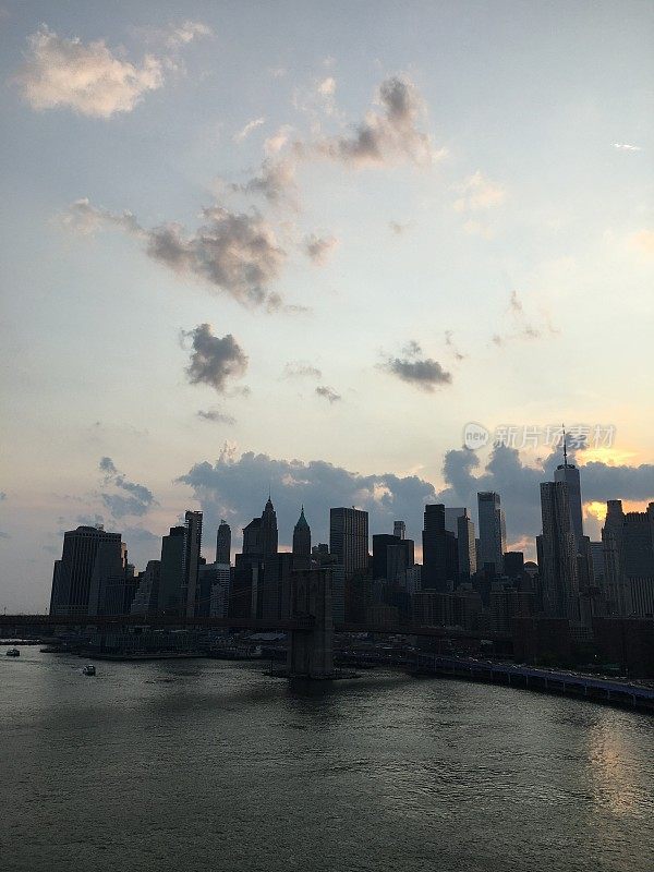 日落在曼哈顿，纽约，纽约-从曼哈顿桥的观点。