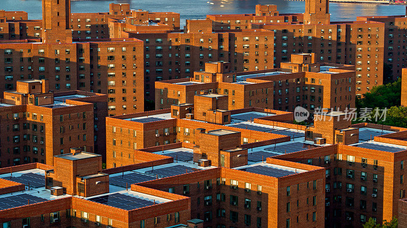 沐浴在傍晚阳光下的曼哈顿Stuytown红砖建筑-无人机拍摄