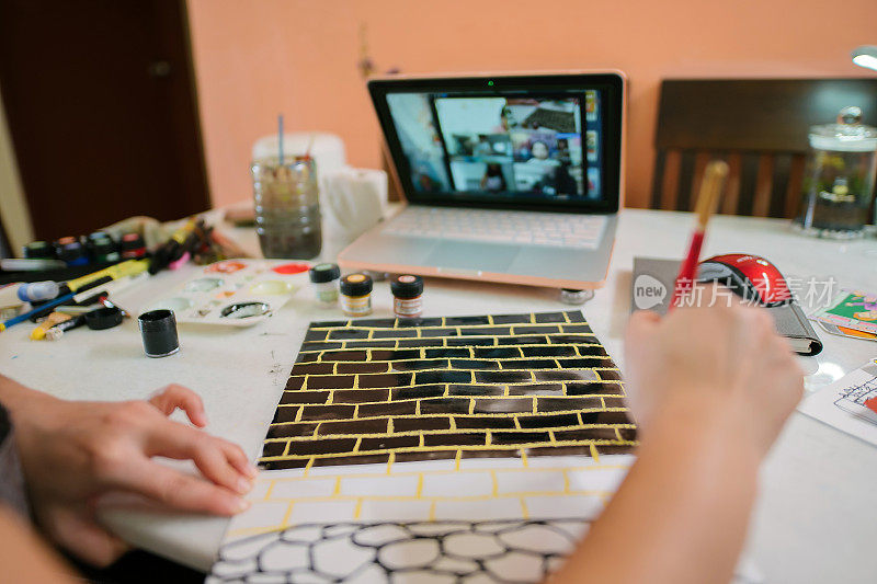 亚洲华裔女教师在家里教在线艺术课程
