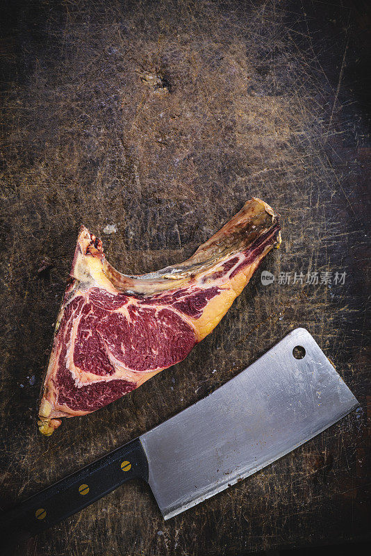 切肉刀及干熟的小牛肉排，放在切肉台上