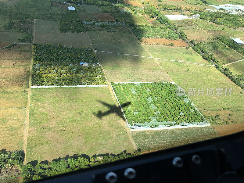 飞机的阴影在座舱视图的绿地面点水平照片上
