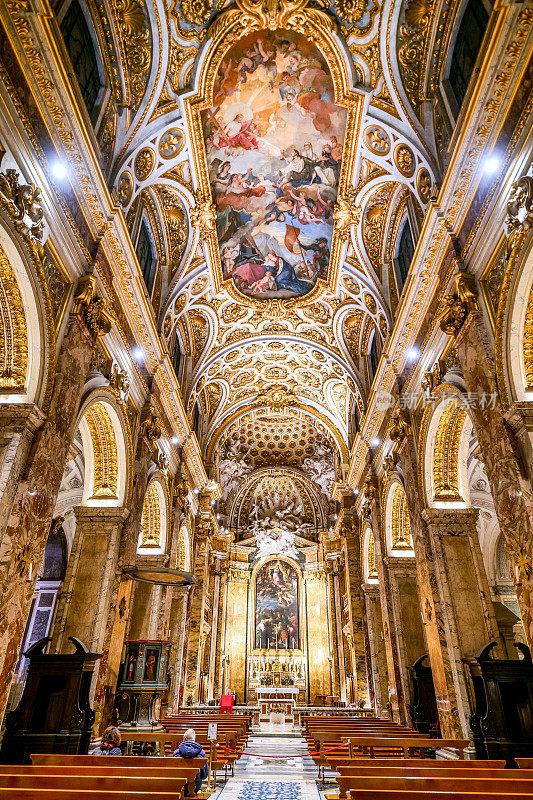 位于巴洛克风格的罗马中心的法国圣路易教堂中殿令人惊叹