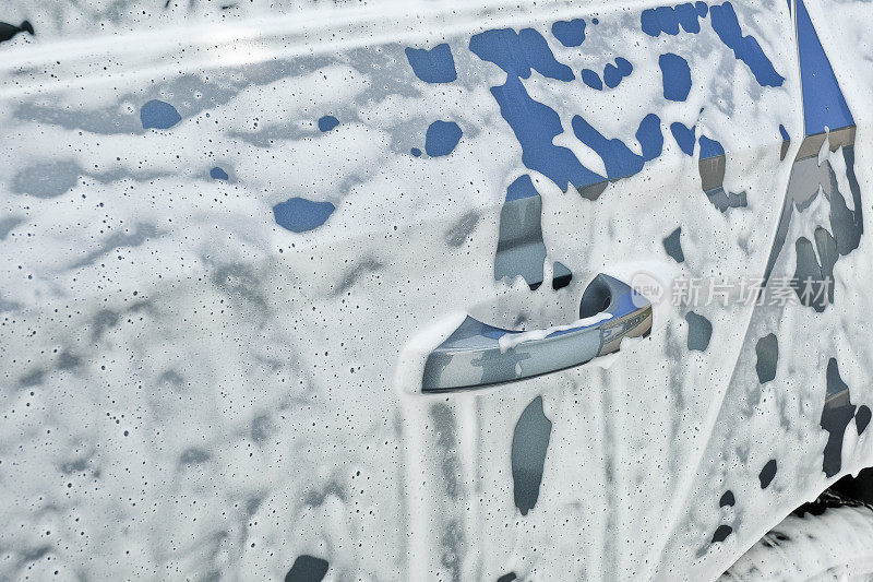 清洗汽车的泡沫。