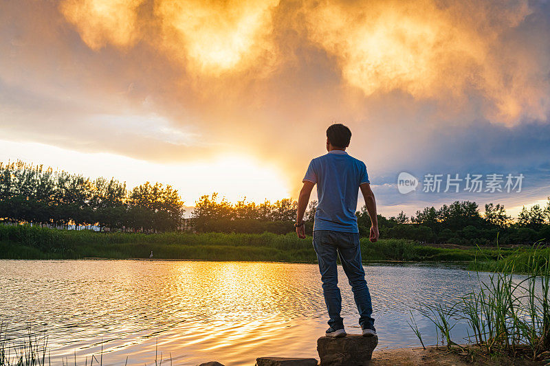 男人欣赏夕阳中的美景